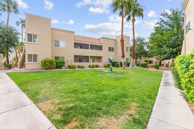 Building Photo - Spacious Ground-Level 2-Bedroom Condo Near...