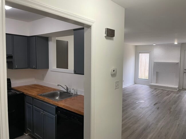 Building Photo - 6909 Glendower Rd