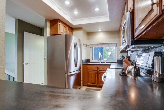 Building Photo - Welcome to this beautiful 1,042 sq. ft. condo offering modern comfort in a prime location!