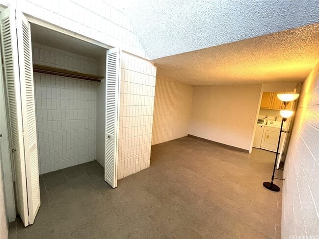 Building Photo - Spacious 3 Bed / 2 Bath – Nuuanu Park Place – Garden-Level Unit