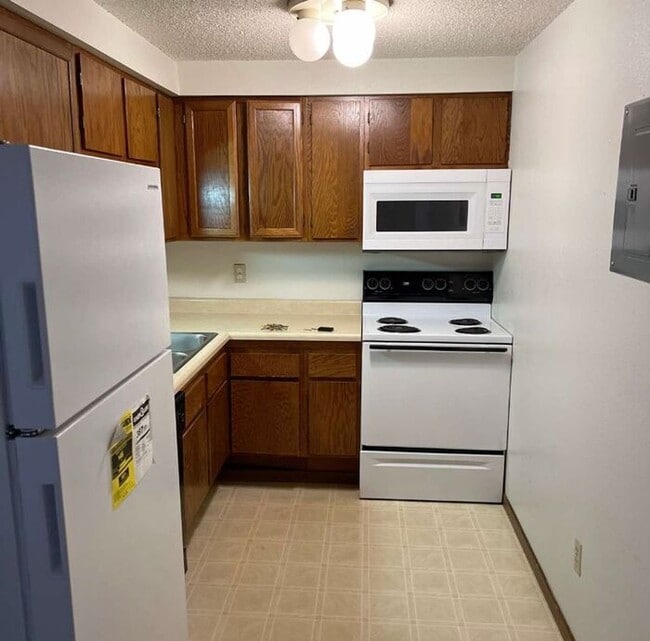 Building Photo - $1025 | 1 Bedroom, 1 Bathroom Condo | Cat ...