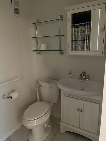 2nd Bath - 4950 Bayshore Blvd