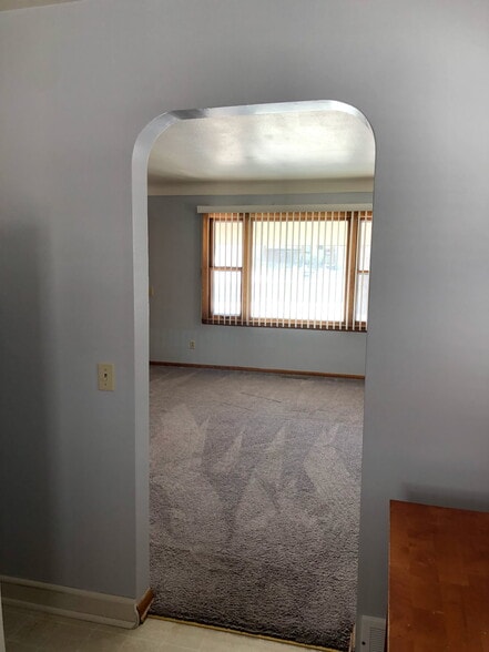 Building Photo - 307 4th St E