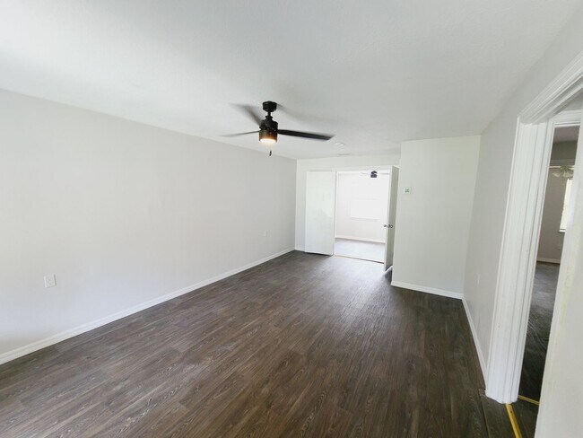 Building Photo - 618 17th Ave S