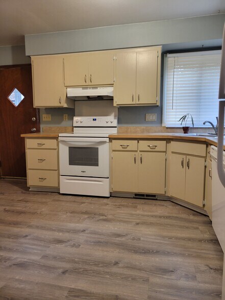 Building Photo - 213 S Webster St