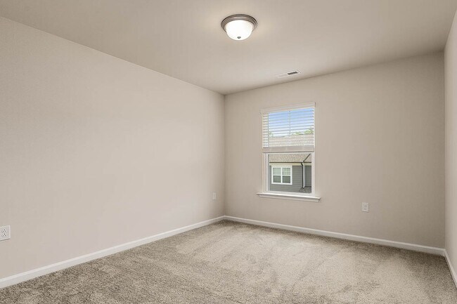 Building Photo - Cozy Townhome with 2 car garage!
