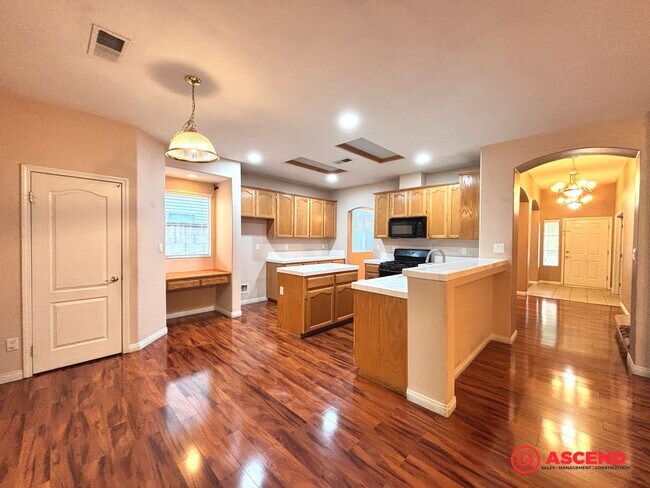 Building Photo - Lovely 5 Bedroom Home In River Oaks Area!