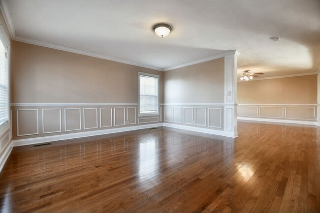 Building Photo - Pet Friendly Three Bedroom with Bonus!