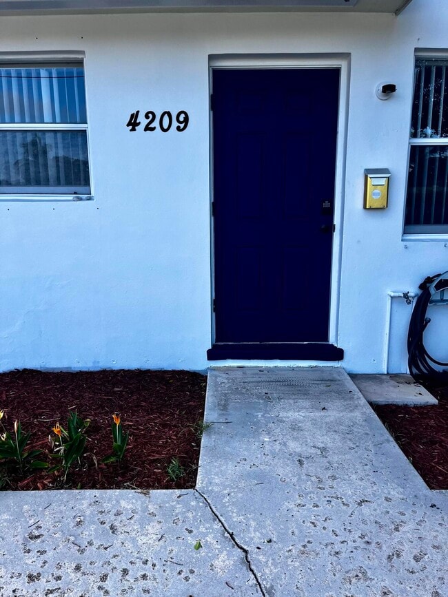 Building Photo - 4209 S Olive Ave