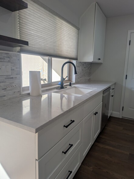 Building Photo - 1301 Iguana Cir