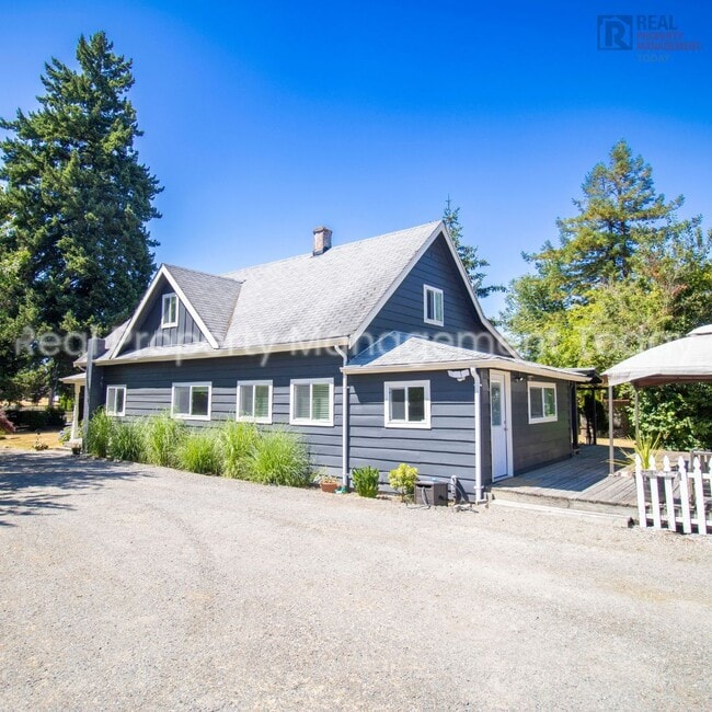 Building Photo - Charming 5 Bedroom + Huge yard!