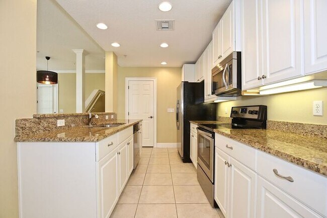 Building Photo - Stunning 3/2.5 Spacious Townhome with a 2 Car Garage Located in the Desirable Baldwin Park - Orla...