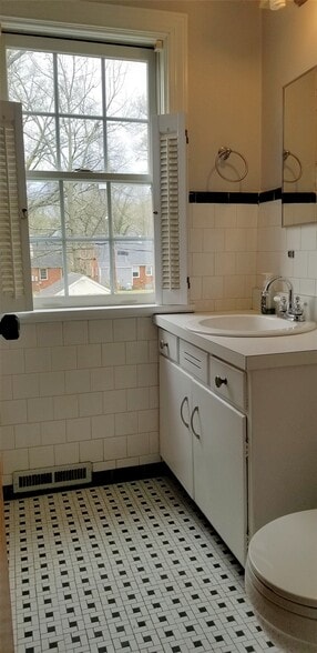 Upstairs Bathroom - 1921 Wilmington Ave