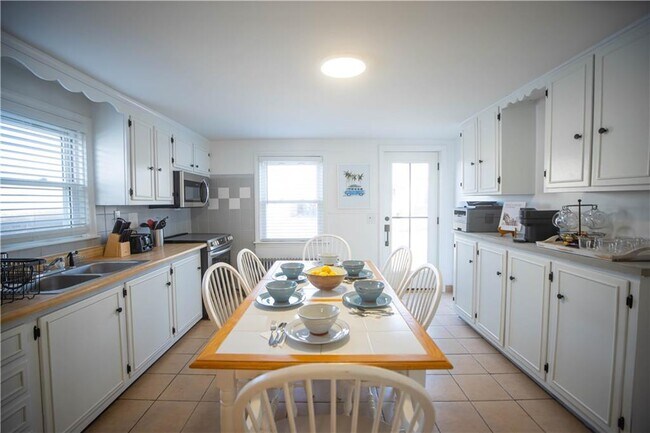 Building Photo - 19-21 Crest St