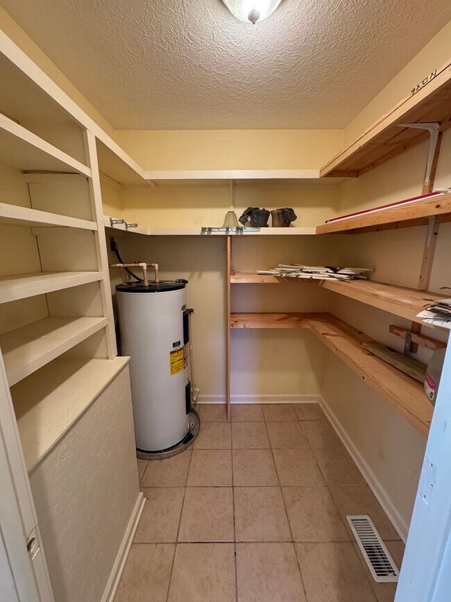Building Photo - Steps from the Tee—Your Golf Course Home A...