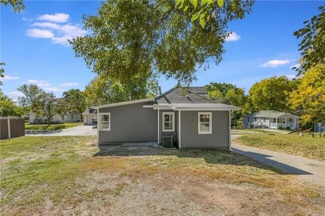 Building Photo - Updated 2/1 in Independence