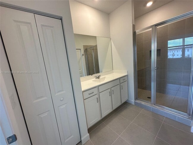 Building Photo - 402 SE Crossoak Ln
