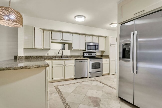 Building Photo - 2600 Torrey Pines Rd