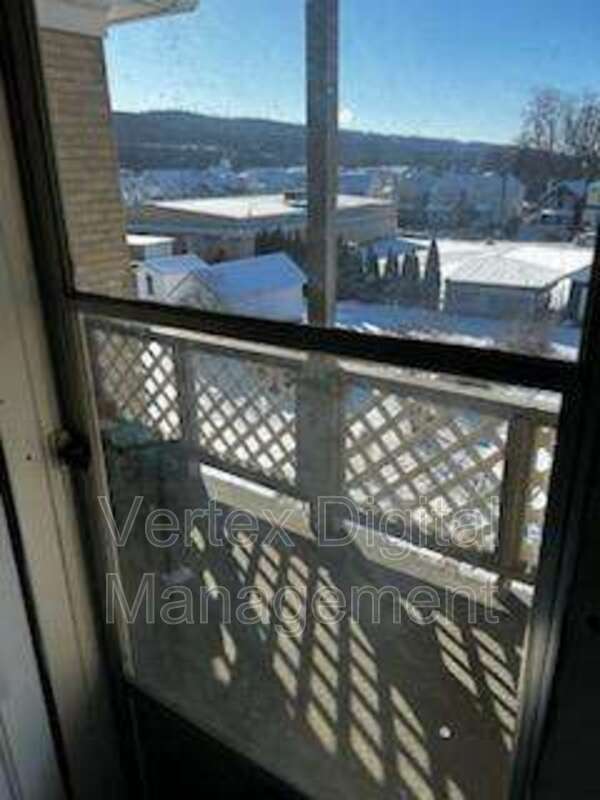 Building Photo - 221 Pine St