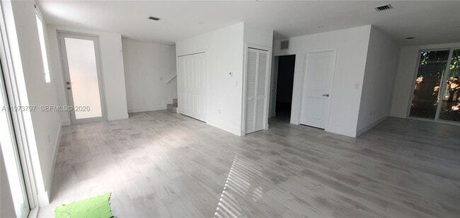 Building Photo - 3787 Thomas Ave