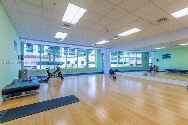 Building Photo - 1750 N Bayshore Dr