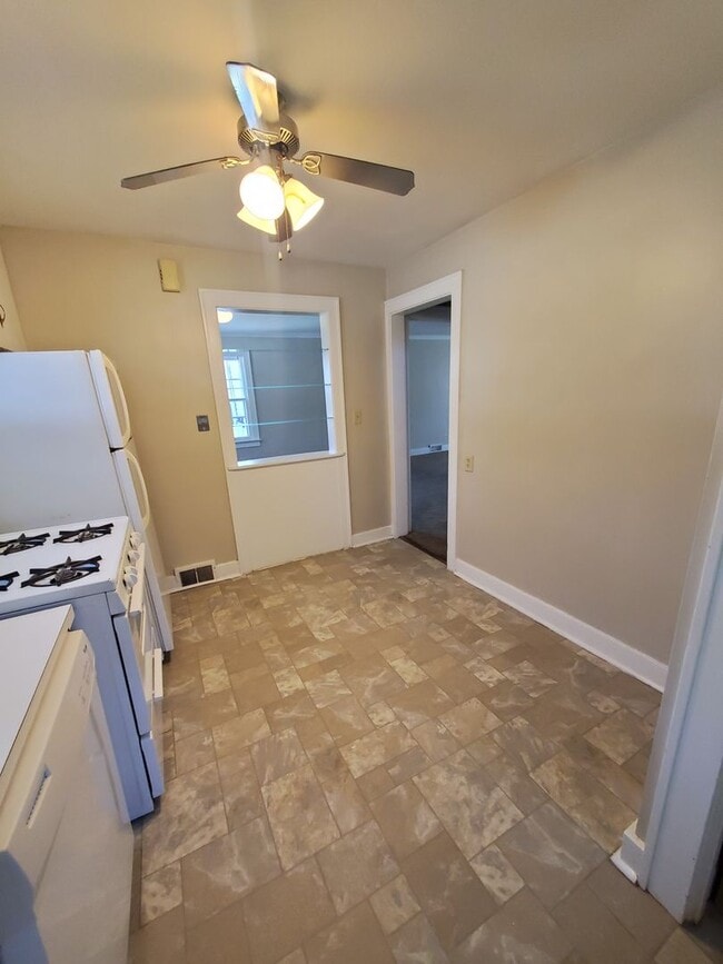 Building Photo - 3 Bedroom 1 Bath House in Rock Island