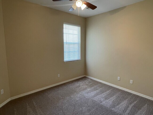 Building Photo - 3 Bed, 2 Bath in Surrey Hills of Yukon