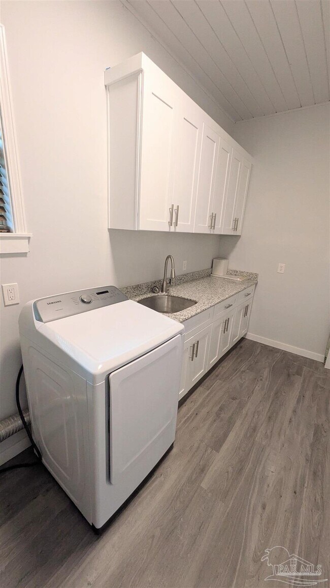 Building Photo - 5912 Sarah Dr