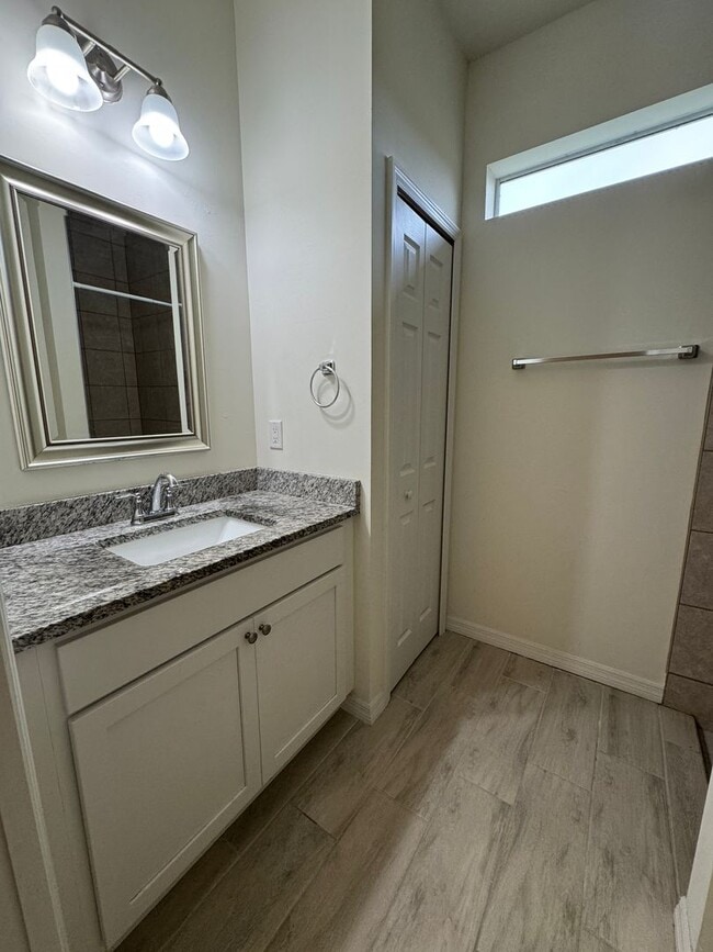 Building Photo - 3 Bed 2 Bath Duplex in Lehigh Acres