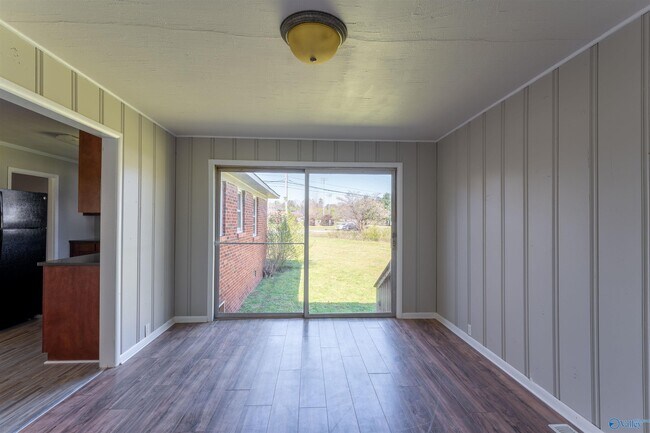 Building Photo - 712 Marion Dr