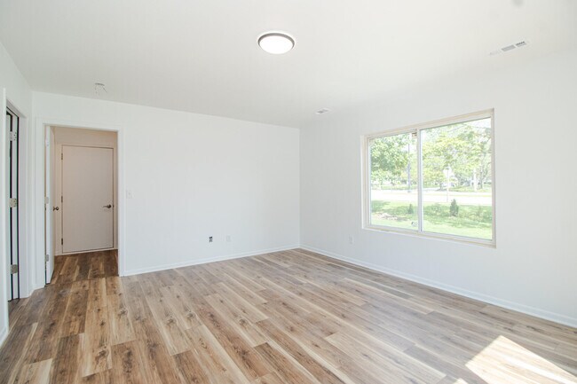 Building Photo - 1410 S River Rd