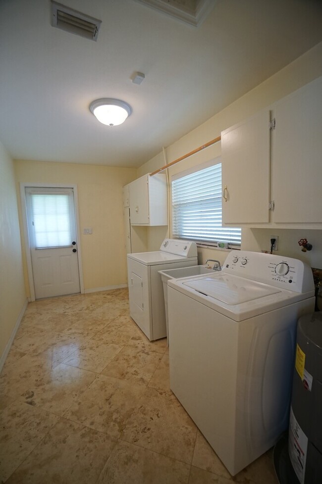 Building Photo - West Tampa Updated 3 Bed/ 2 Bath Home