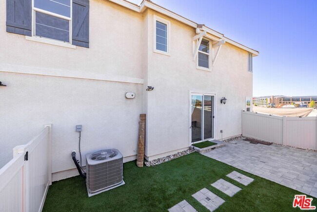 Building Photo - 27639 Sawtooth Ln