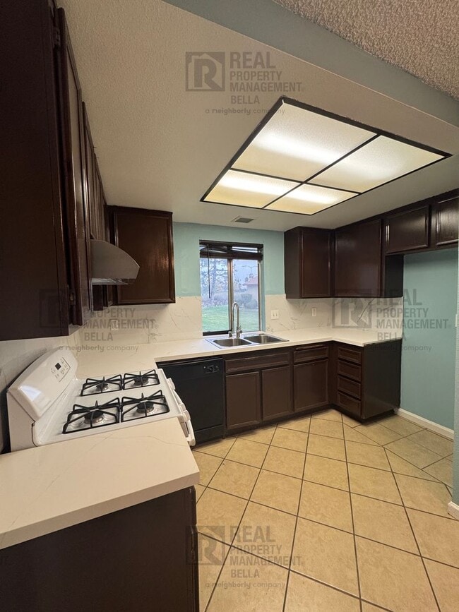 Building Photo - 55+ COMMUNITY- Charming 2-Bed, 2-Bath Home in Desirable 55+ Sunrise Community