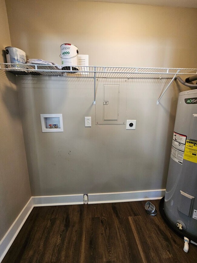 Building Photo - Well Maintained 3 Bedroom Home In The City