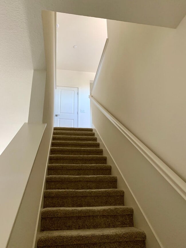 Building Photo - 4 Bedroom Home in Hollister with 3 Full Bathrooms and Central A/C