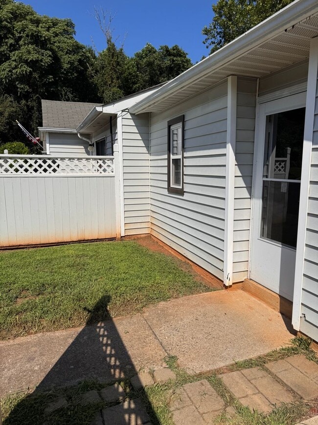 Building Photo - 2 Bedroom || 2 Bathroom - Single Level Tow...