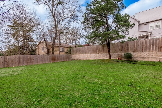 Building Photo - 818 University Ave