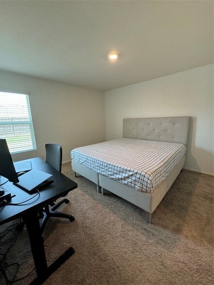 Building Photo - 652 Autumnwood Way