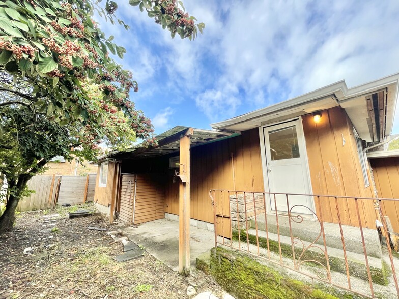 Building Photo - 2411 W Lynn St