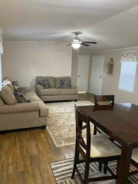 Building Photo - 9514 Chris St