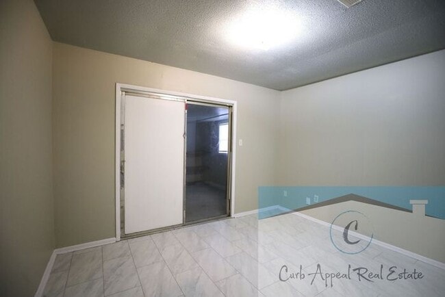 Building Photo - Recently renovated 2 bed, 1 bath apt