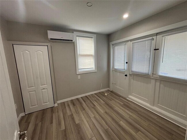 Building Photo - 107 W 6th St