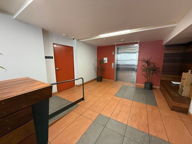 Building Photo - Modern Condo in the Heart of the City's Lo...
