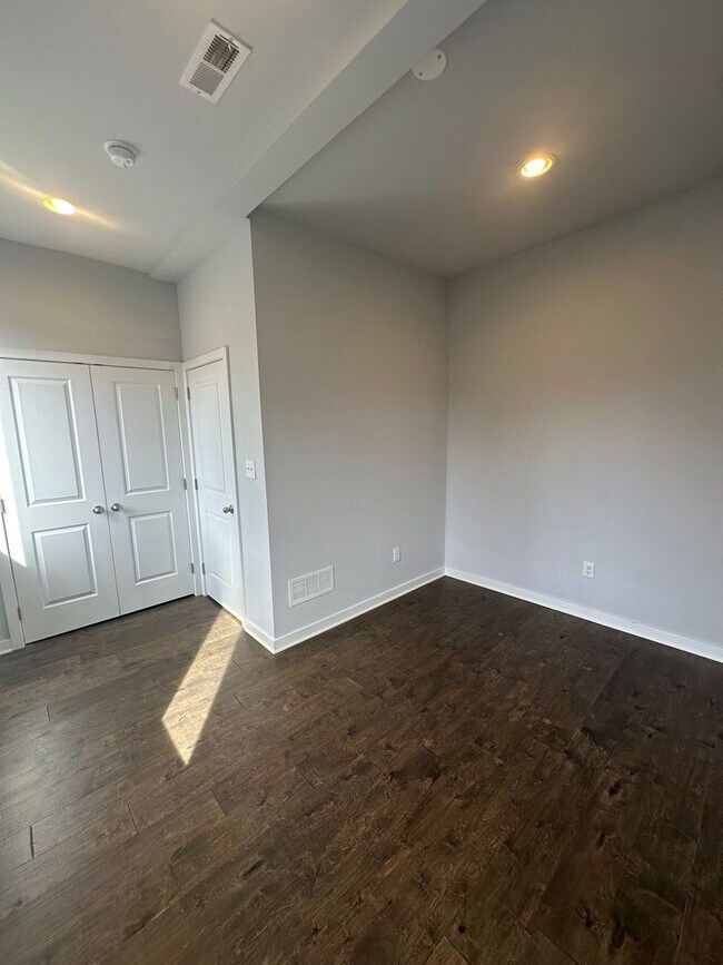 Building Photo - Beautifully Renovated 4 Bed/ 3.5 Bath With Rooftop!