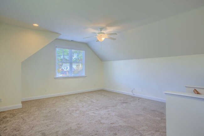 Building Photo - Fresh Paint, New Carpet & Custom Finishes in North Shore Country Club