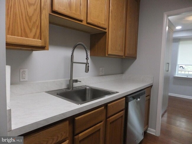 Building Photo - 1637 Oakwood Dr