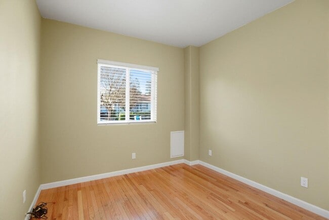 Building Photo - 659 Upton St