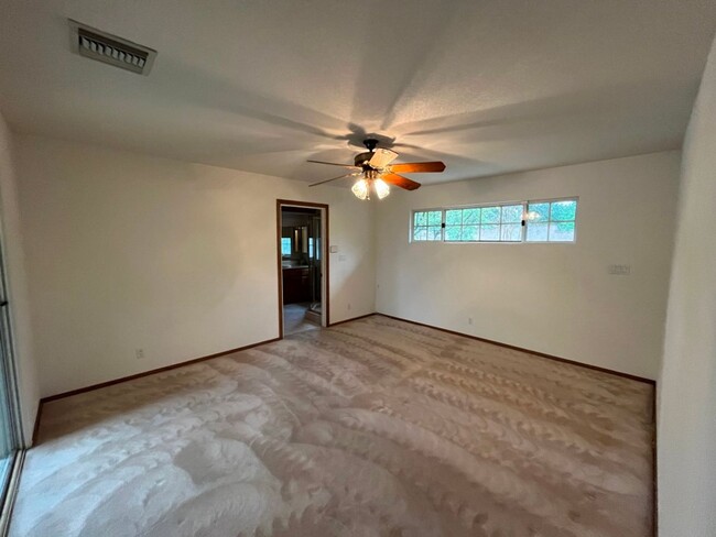 Building Photo - Spacious Chatsworth single-story w/flexibl...