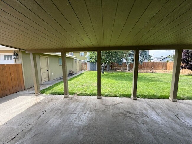 Building Photo - 3 Bedroom 1.25 Bath with 2 car garage